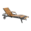 **Comfortabele ligstoel met houten slats en metalen frame**