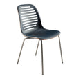 **Moderne plastic stoel met metalen poten en ergonomisch ontwerp**